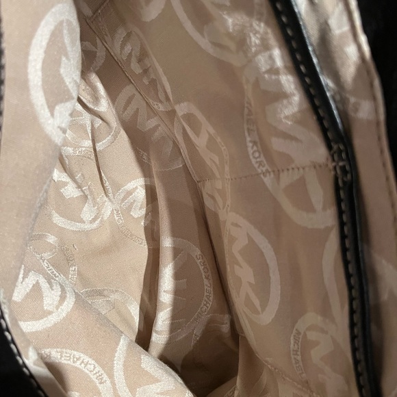 Michael Kors Large Double-Buckle-snap-button leather shoulder bag - Picture 4 of 8